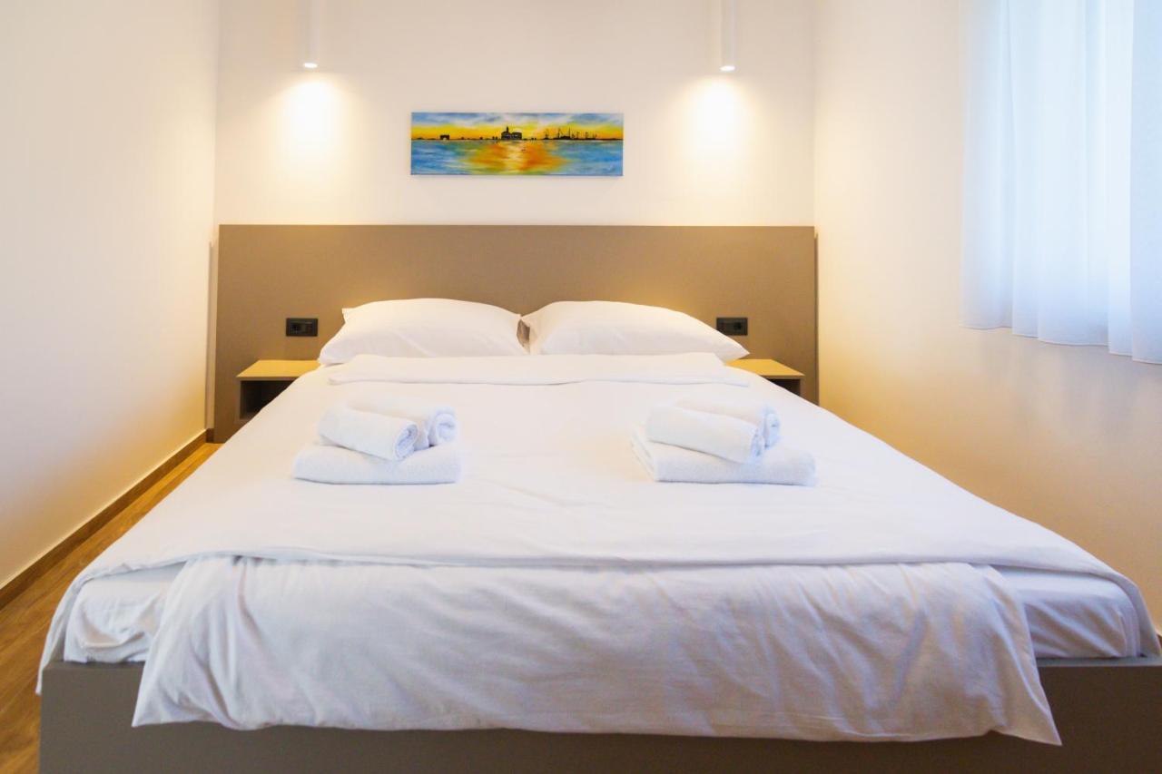Life With Free Parking Apartmán *