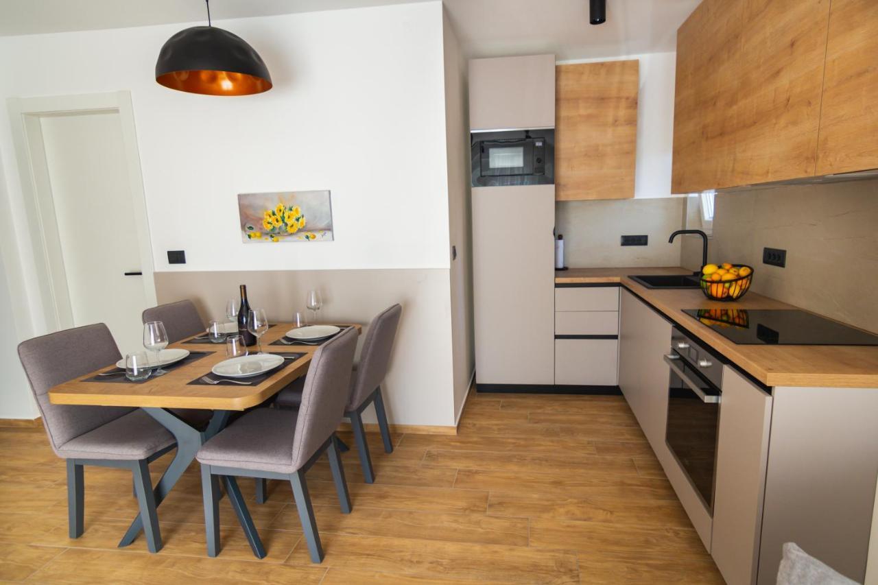 Life With Free Parking Apartmán *