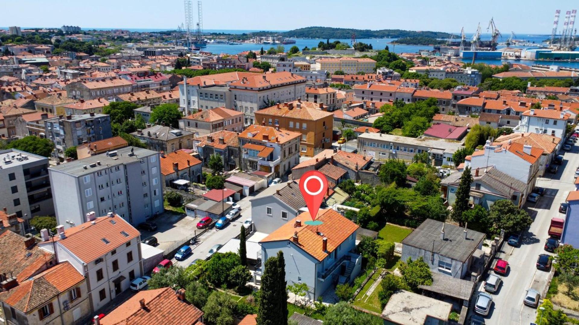 Life With Free Parking Apartmán